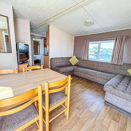 10 Berth Caravan For Hire At Seawick Holiday Park In Essex Ref 27102Sw Clacton-on-Sea Bagian luar foto
