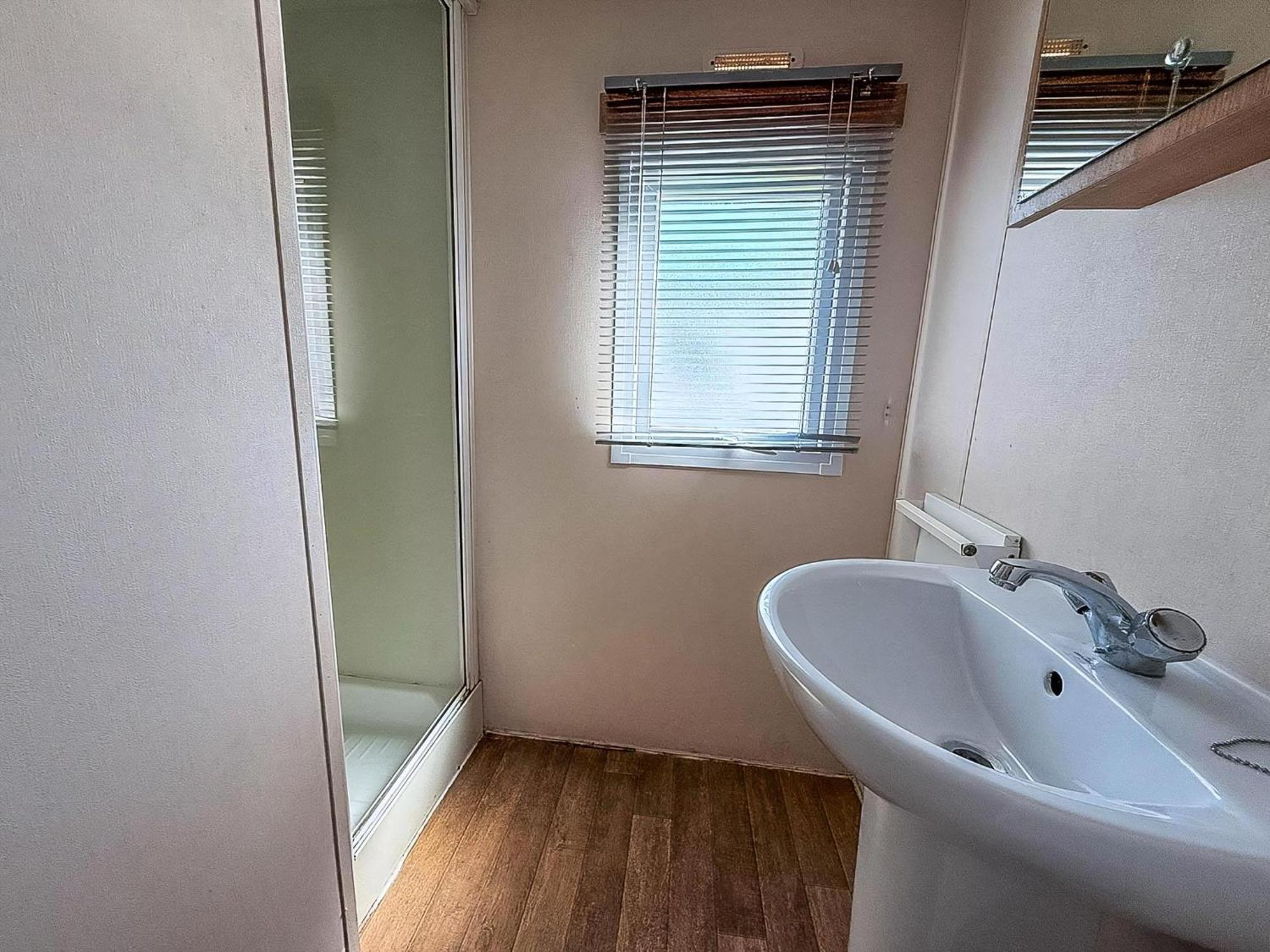 10 Berth Caravan For Hire At Seawick Holiday Park In Essex Ref 27102Sw Clacton-on-Sea Bagian luar foto