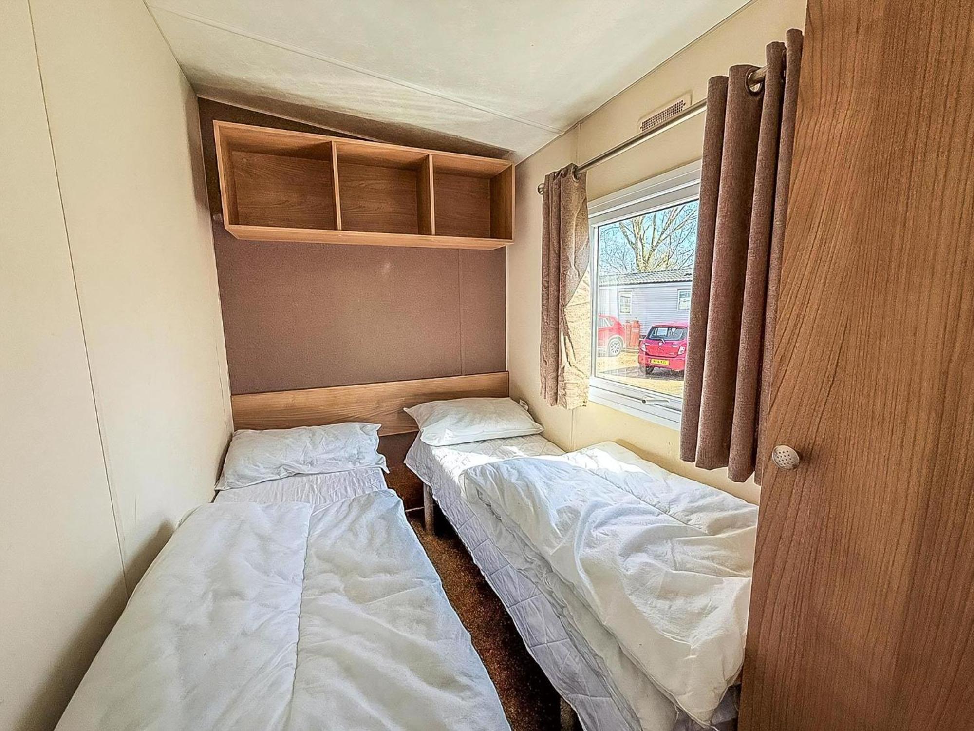 10 Berth Caravan For Hire At Seawick Holiday Park In Essex Ref 27102Sw Clacton-on-Sea Bagian luar foto