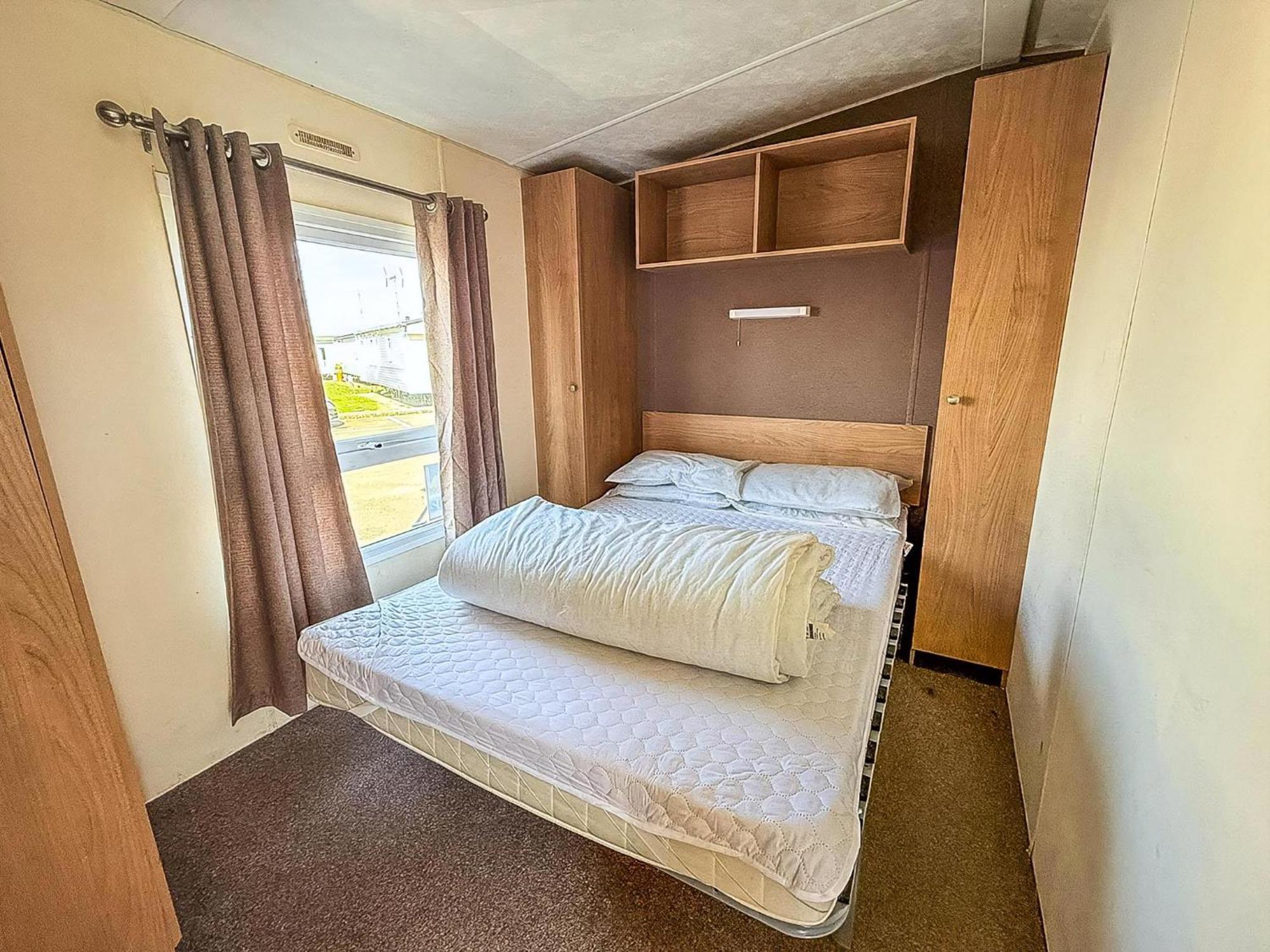 10 Berth Caravan For Hire At Seawick Holiday Park In Essex Ref 27102Sw Clacton-on-Sea Bagian luar foto