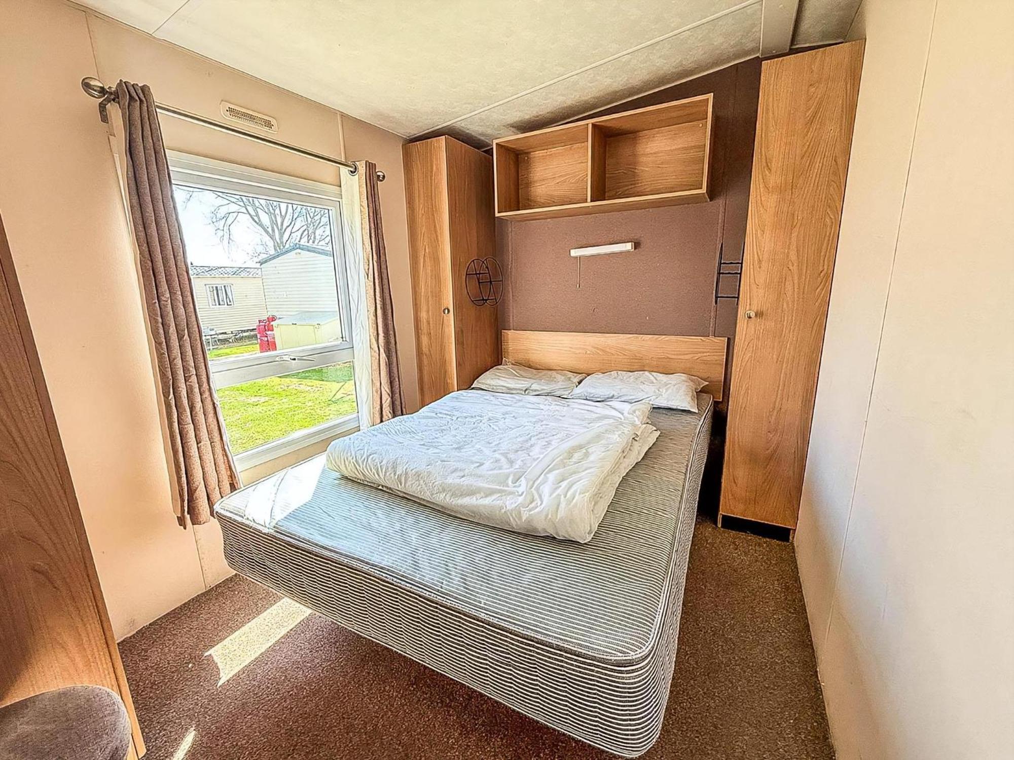 10 Berth Caravan For Hire At Seawick Holiday Park In Essex Ref 27102Sw Clacton-on-Sea Bagian luar foto